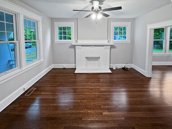 Building Photo - Stunning Newly Remodeled 3-Bedroom Rental ...