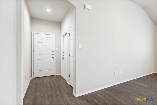 Foto del edificio - 636 Heathers Wy