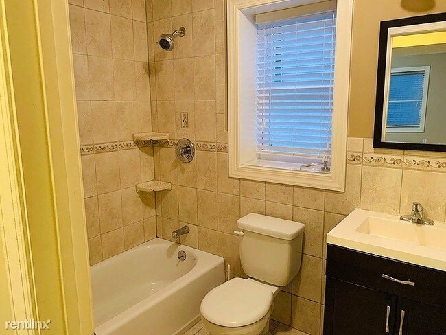 Building Photo - 1 br, 1 bath Apartment - 827 Jackson Avenue 1