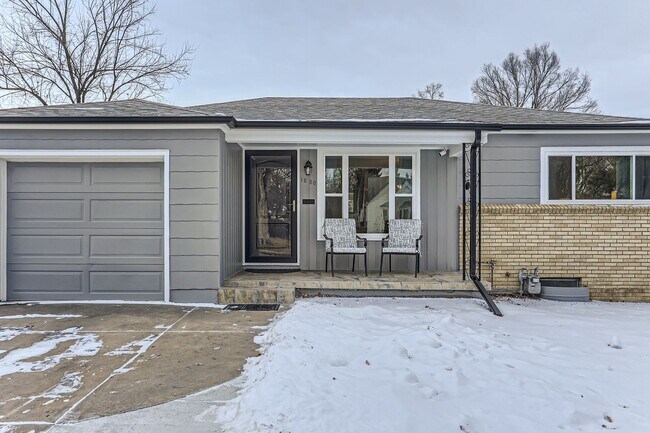 Building Photo - Chic 2 BDR Haven with Private Backyard