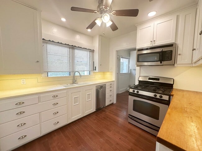 Building Photo - 2BD/1BA DT Fullerton Vintage 1922 House w/...