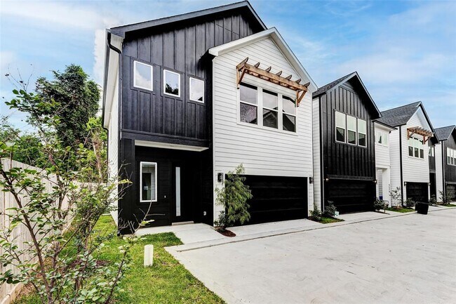 Building Photo - 869 Mansfield St
