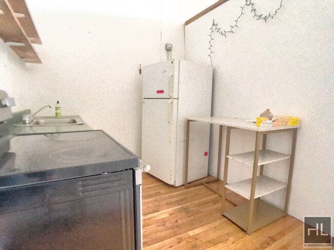 Building Photo - Big Loft! 4 Bed