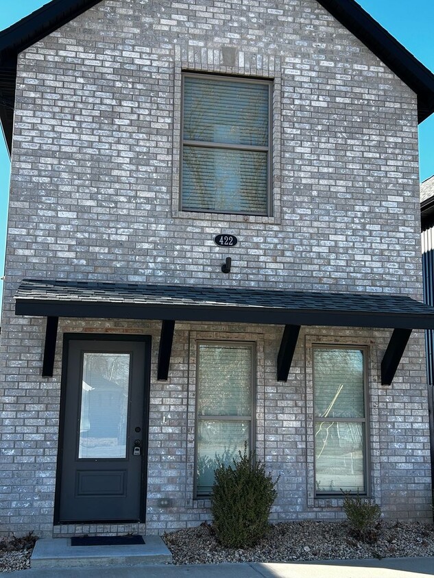 Foto principal - Very New 2 Bedroom 1.5 Bathroom Town Home ...