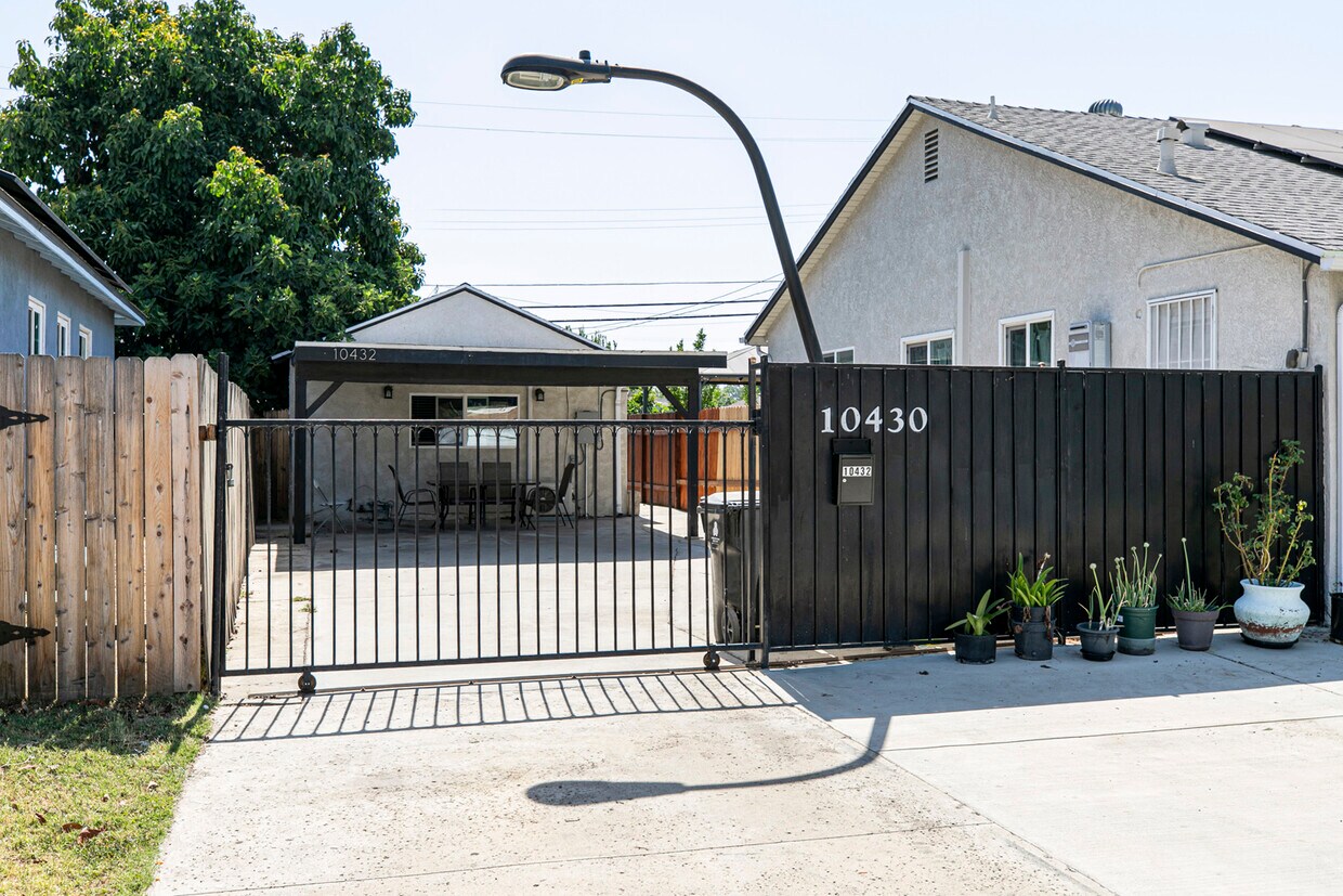 Foto principal - 10432 Langdon Ave