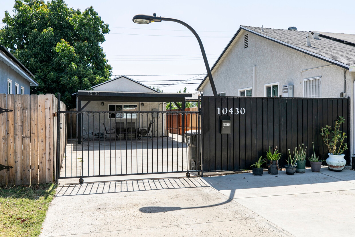 Primary Photo - 10432 Langdon Ave