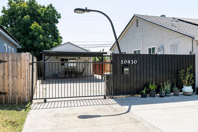 Building Photo - 10432 Langdon Ave