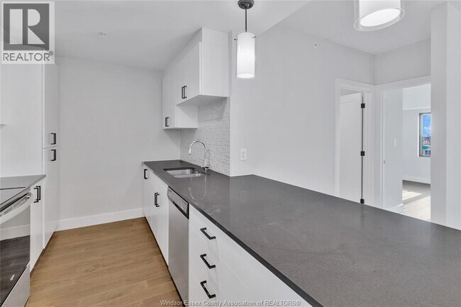 Photo du bâtiment - 2600 Sandwich W Pkwy