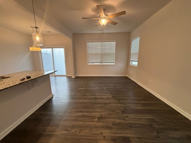 Building Photo - Desirable 3 bed/ 2.5 Bath End Unit Townhom...