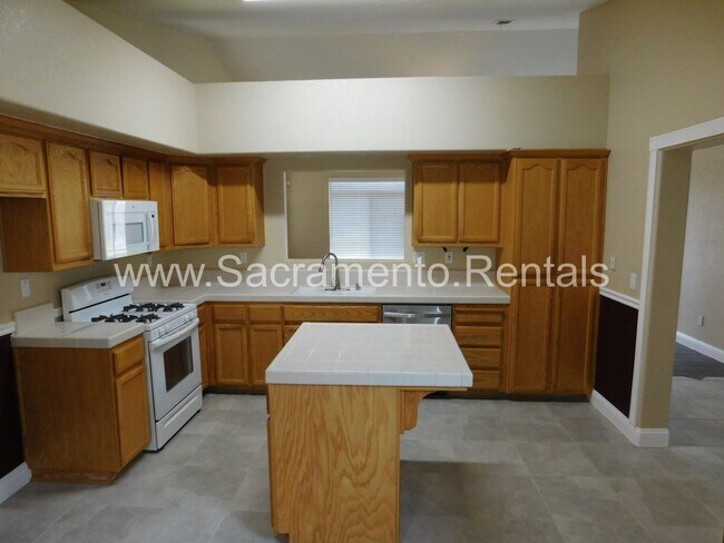 Building Photo - A Spacious Lincoln 3bd/2ba Home with 3 Car...