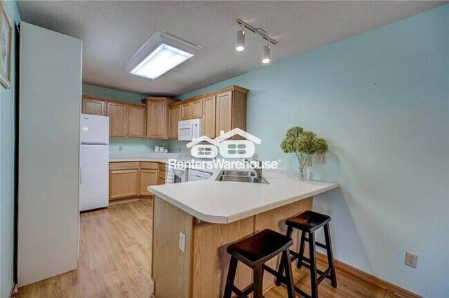 Building Photo - Available March 1st Spacious 2 bedroom 2 bath townhome