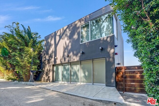 Building Photo - 9400 Readcrest Dr