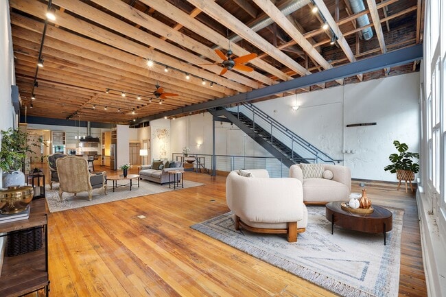 Building Photo - Condo In The Heart of Downtown Greenville!