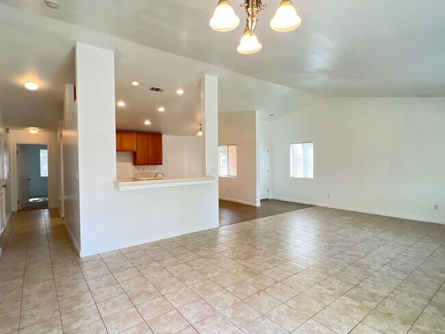 Building Photo - Southwest Bakersfield Home