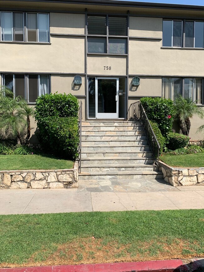 Building Photo - 758 N Hudson Ave