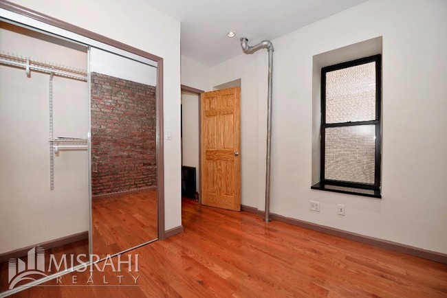 Building Photo - 302 Mott St