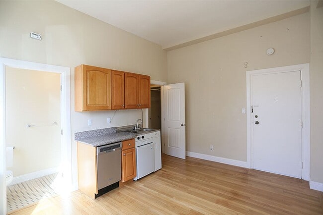 Foto del edificio - OPEN HOUSE: Thursday (1/22) 7:15pm-7:30pm Renovated studio in Central Richmond, H/W Floors, Share...
