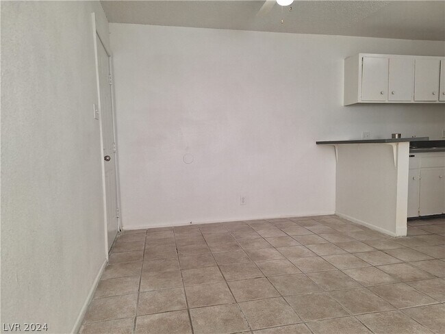 Building Photo - 489 North Cir