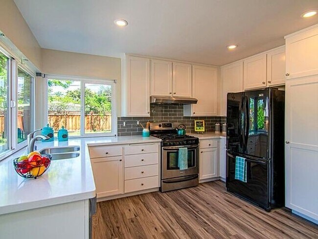 Foto del edificio - Spacious 5-Bedroom Home in Prime Sunnyvale...