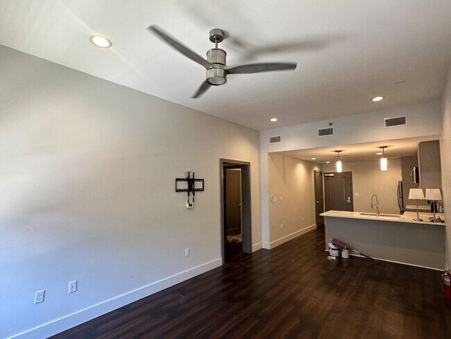 Foto del edificio - Modern 2-Bed, 2-Bath with In-Unit Laundry + Off-Street Parking on S Norman C. Francis Pkwy