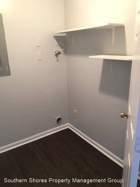 Building Photo - 2 br, 1.5 bath House - 1422 Camp Rd Unit B