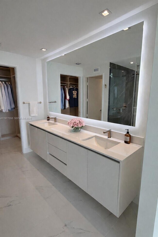 Building Photo - 700 NE 24th St