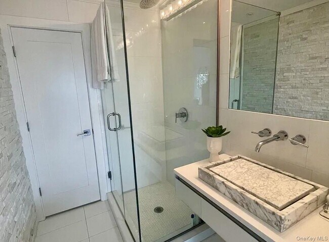 Foto del edificio - 16 N Shore Rd