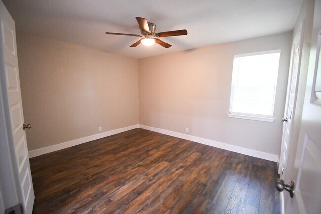 Foto del edificio - 4 bdrm, 2 bath - NEWLY Remodeled
