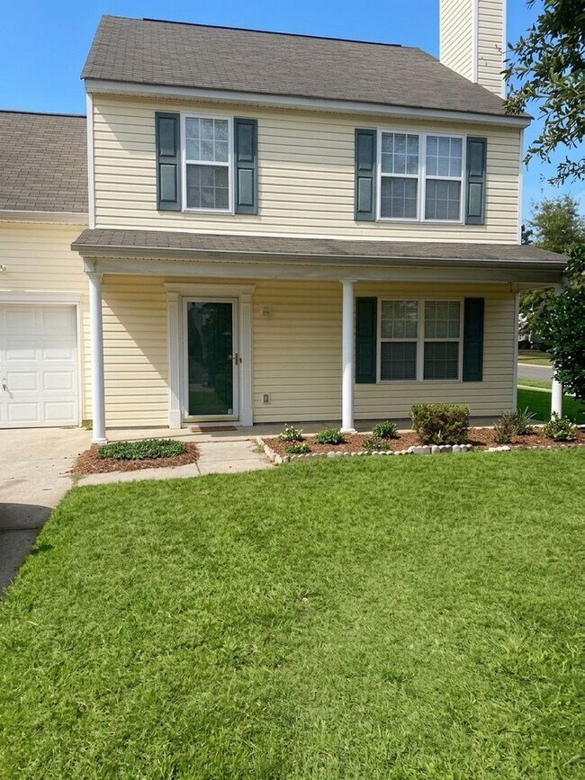 Building Photo - 923 Grassy Patch Ln