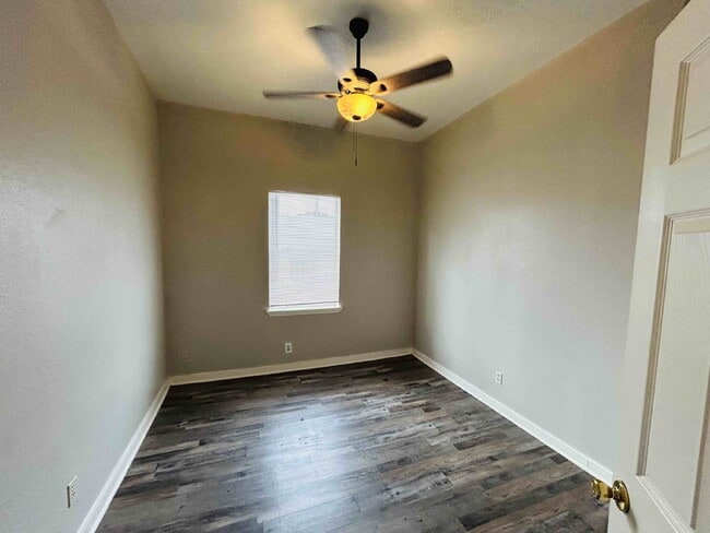 Building Photo - Super Affordable South Side Two Bedroom