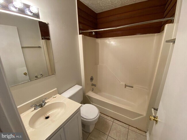 Building Photo - 94 Austin Ct