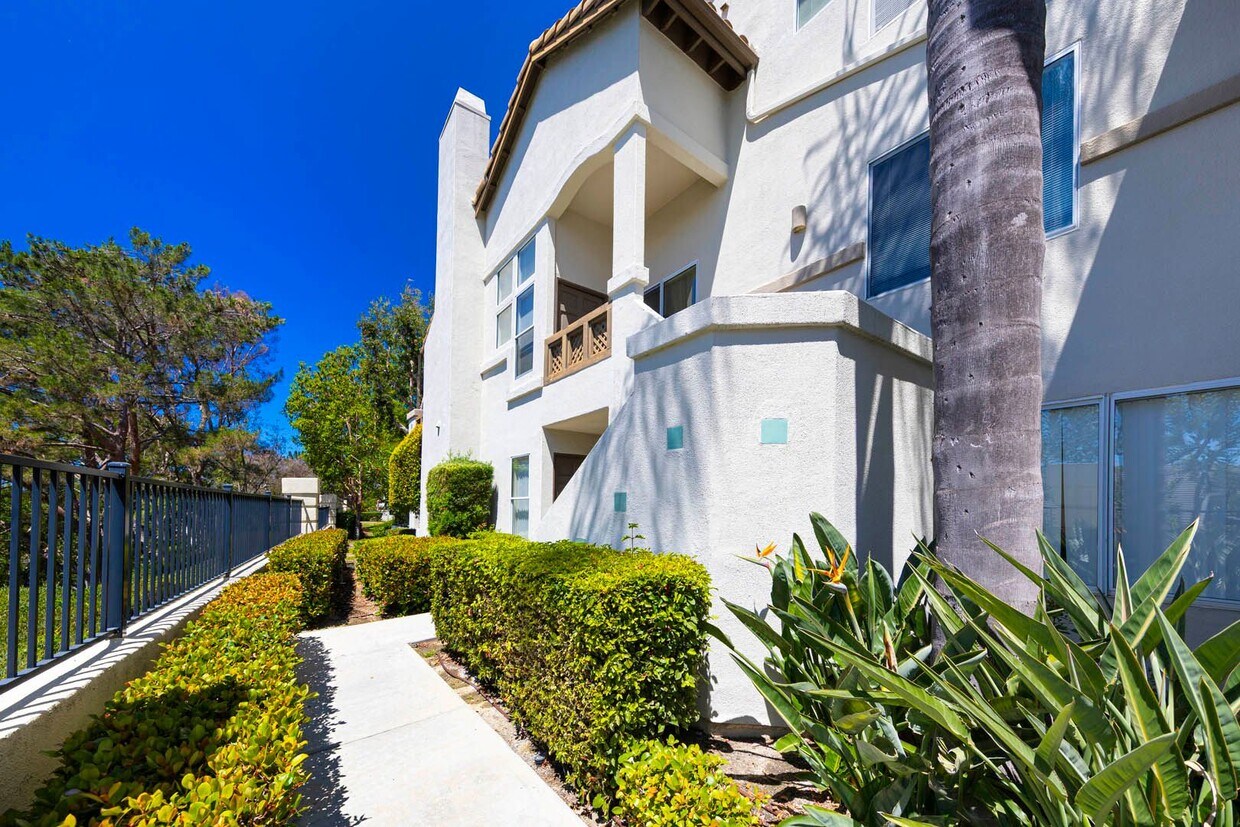 Foto principal - Spacious End-Unit Townhome in the Charming...