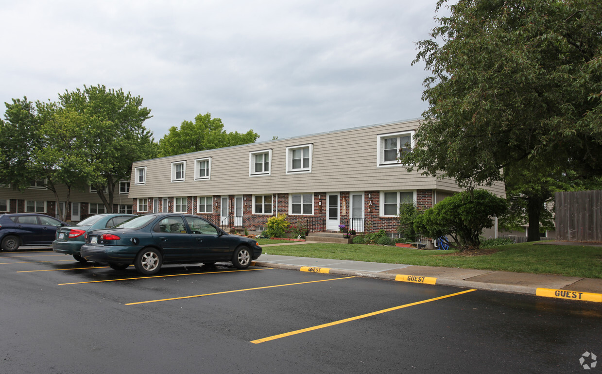 Primary Photo - Fox Ridge Townhouses