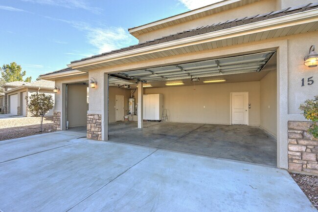 Building Photo - Beautiful St. George Home - Community Pool...