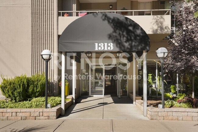 Foto del edificio - Penthouse Condo with Incredible Views Across from Cheesman Park