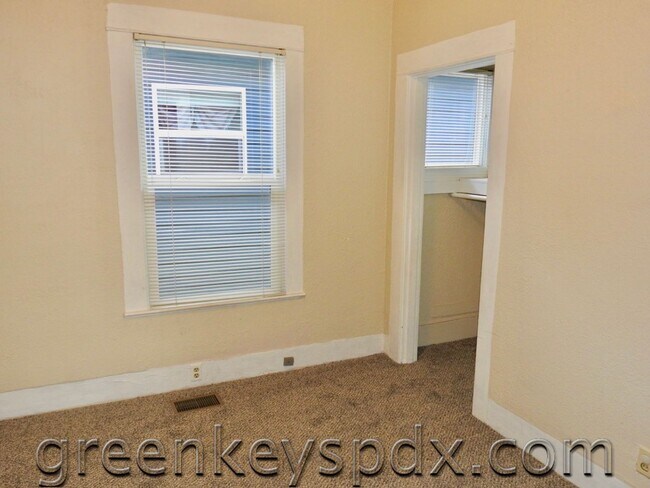 Building Photo - Clean and Move-In Ready!