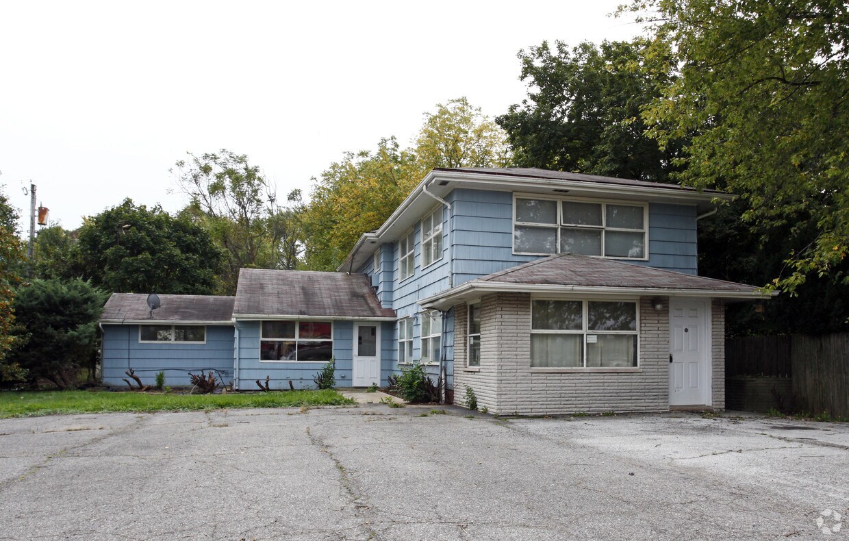 Building Photo - 813 W 61st Ave