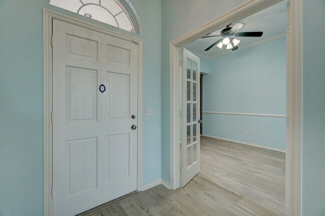 Building Photo - 240 Stonebrook Ln