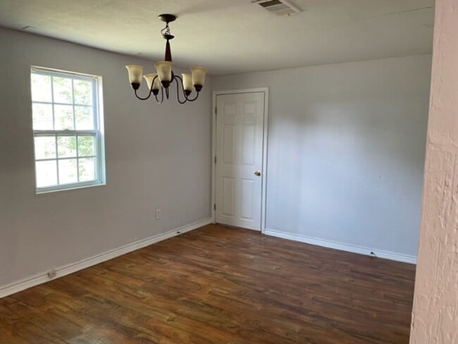 Building Photo - Updated in Fairview Addn Near Grand  2/1 with Garage