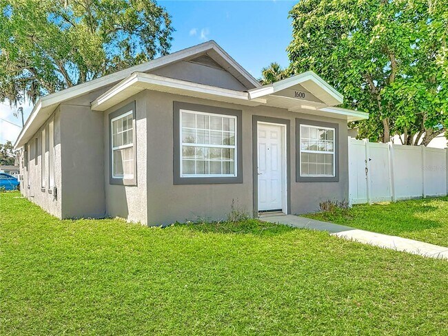 Building Photo - 1600 Roosevelt Ave