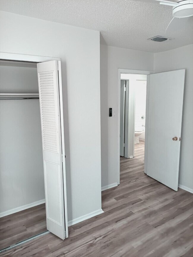 Foto del edificio - Well-Maintained Home with Modern Features in Prime Live Oak Location