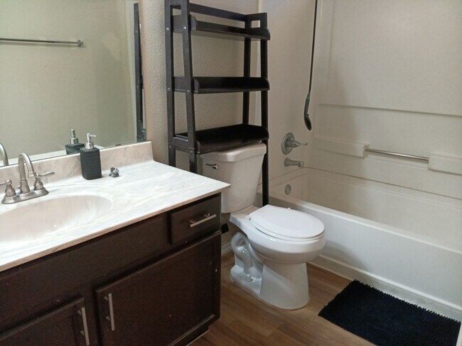 Foto del edificio - 4 Bedroom, 2 Bathroom! Lovely Home Coming ...