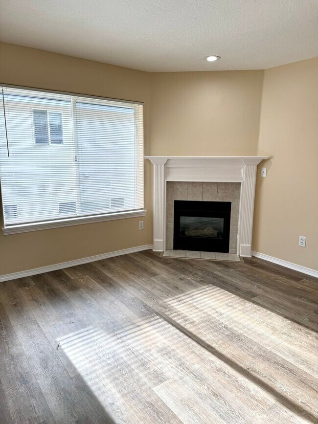 Building Photo - 14611 SE Lone Pine Dr