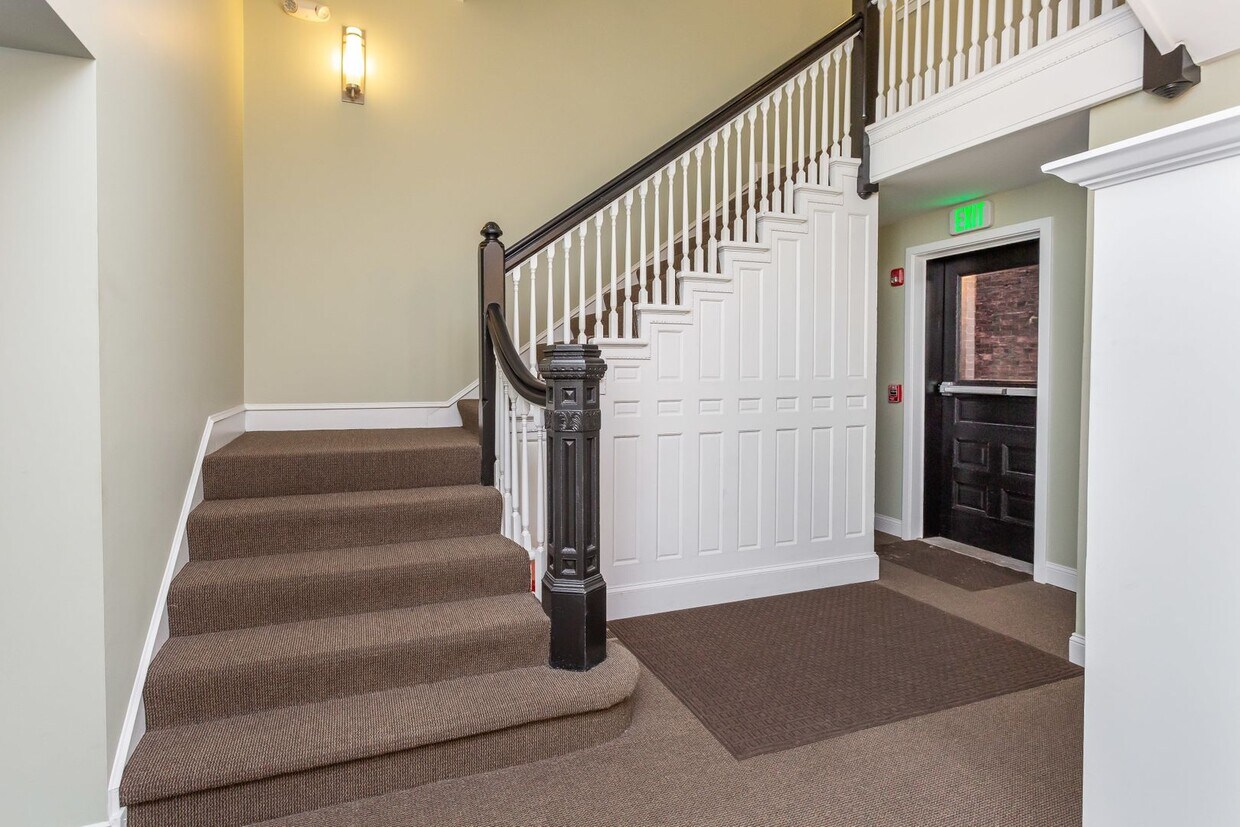Foto principal - For Rent: Stylish Urban Living at 815 Park...