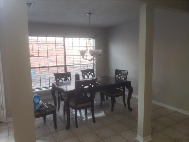 Building Photo - 3131 Meadway Dr