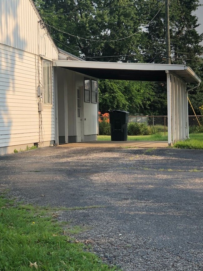 Building Photo - 3 br, 1 bath House - 1 Valley View Ct.