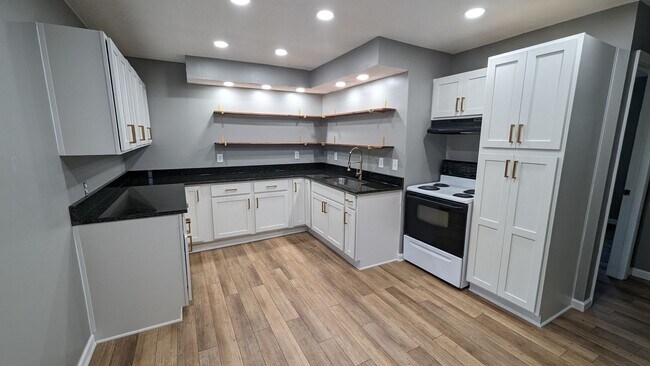 Kitchen - 834 S Main St