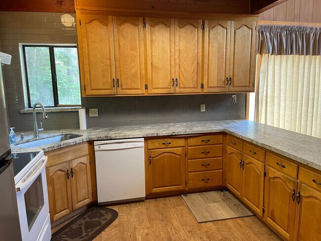 Building Photo - Lakeviews and a beautiful forest setting n...