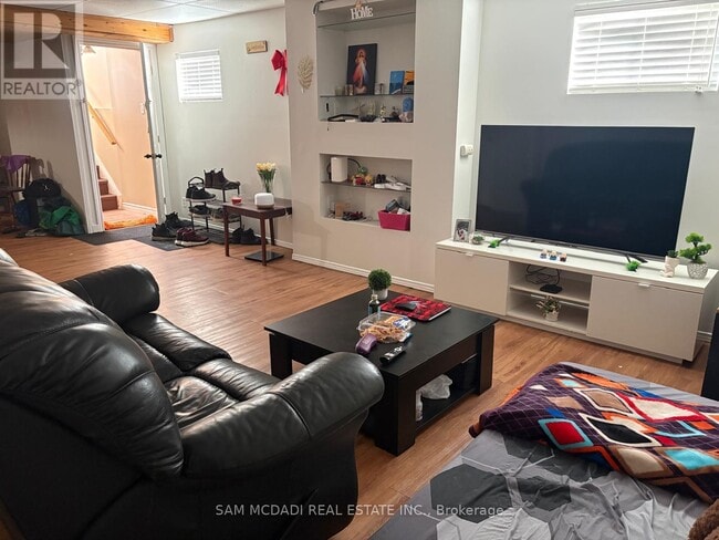 Building Photo - 87 Rundle Crescent