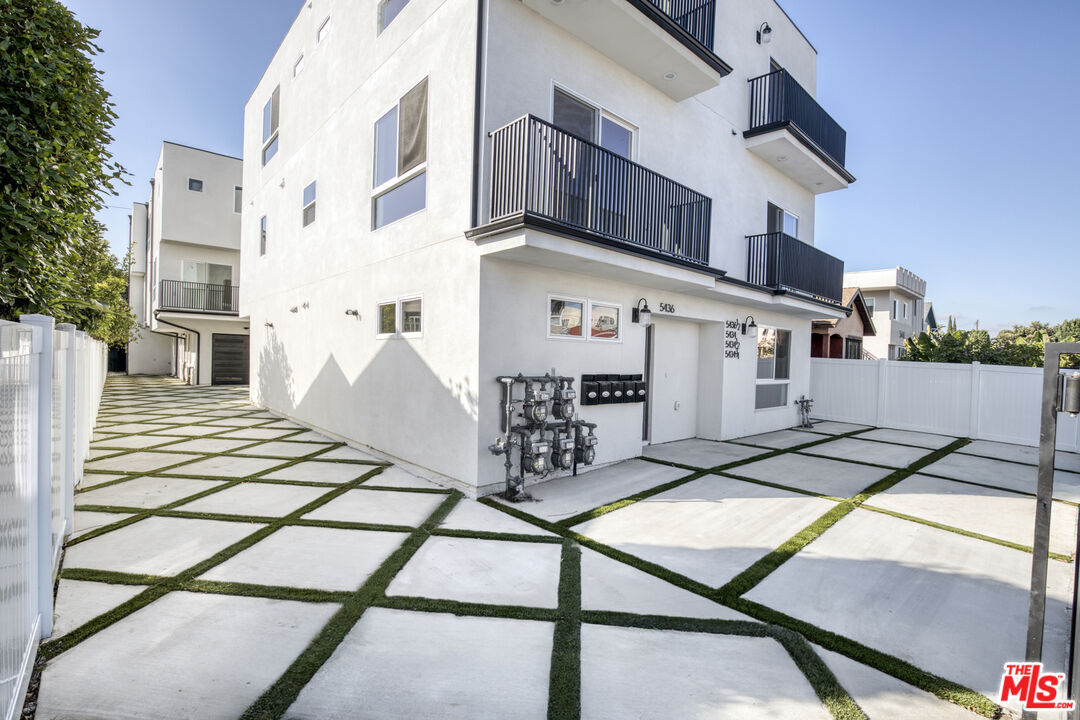 Primary Photo - 5438 Romaine St